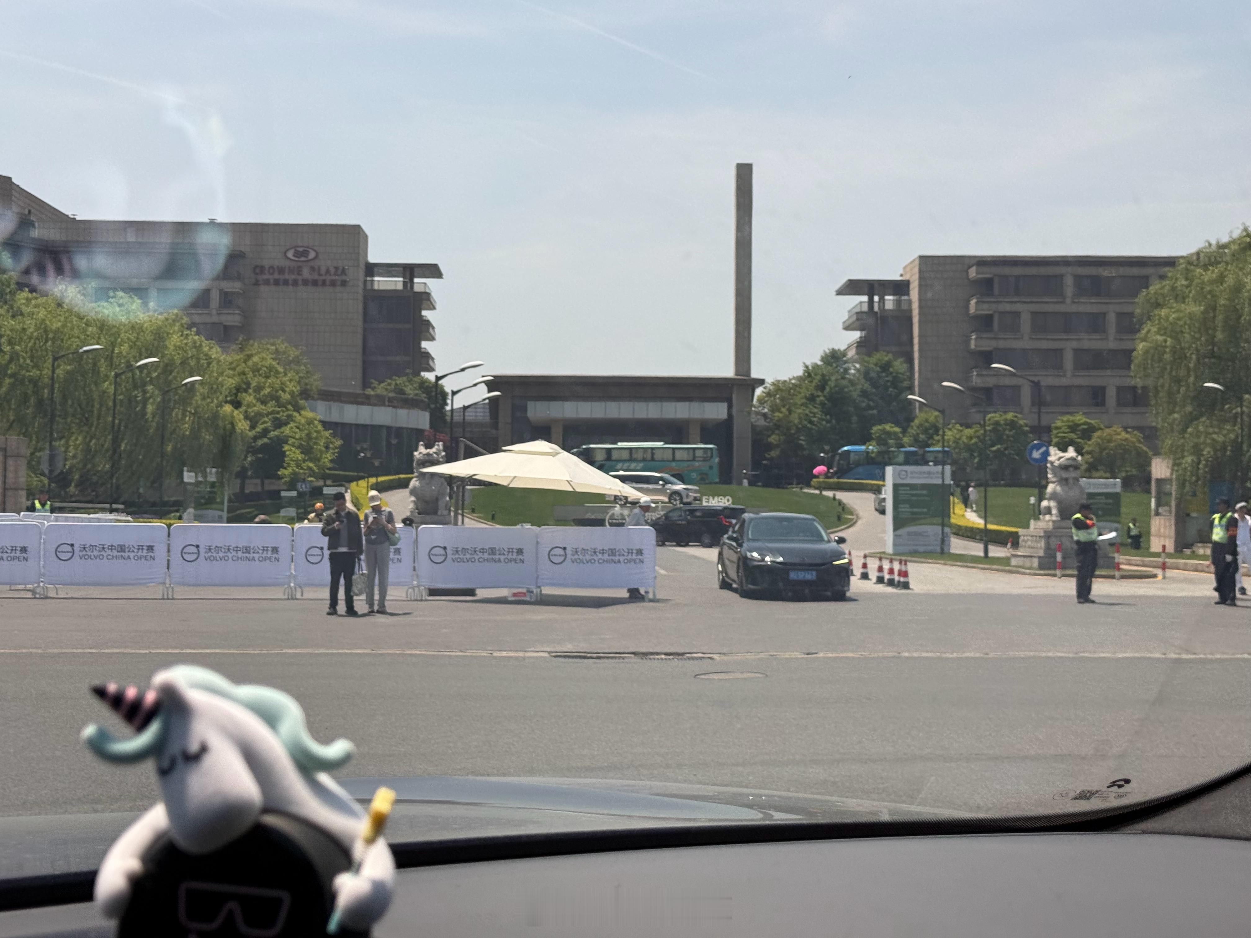 今年的沃尔沃中国高尔夫公开赛又开始了，现场来看的人还挺多的，路边都停满了车，热度