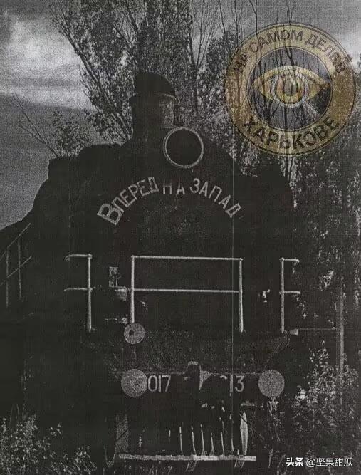 据报道，在第聂伯罗彼得罗夫斯克，一群“反历史”的激进分子来到了一座苏联蒸汽机车纪