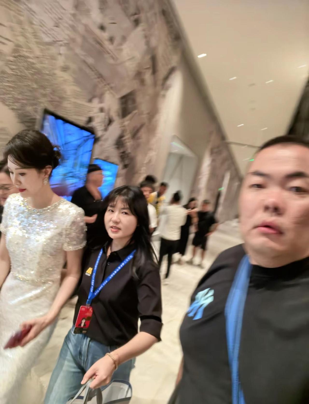 映玲一来，气氛立马就不一样了✨。映玲是纯天然氛围感美女😎女明星活动现场 明星现