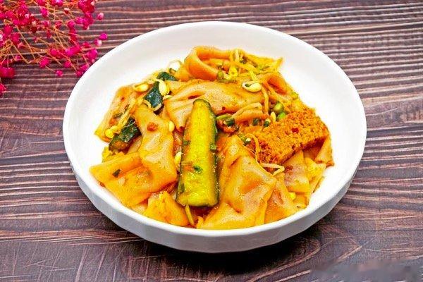 #凉皮里的食品安全陷阱#【多地出现吃凉皮中毒事件，#一份凉皮藏着哪些食品安全陷阱