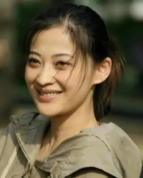 当年，梅婷生孩子时羊水栓塞，生命垂危，医生问家属：“救大人还是救孩子？”关键时刻