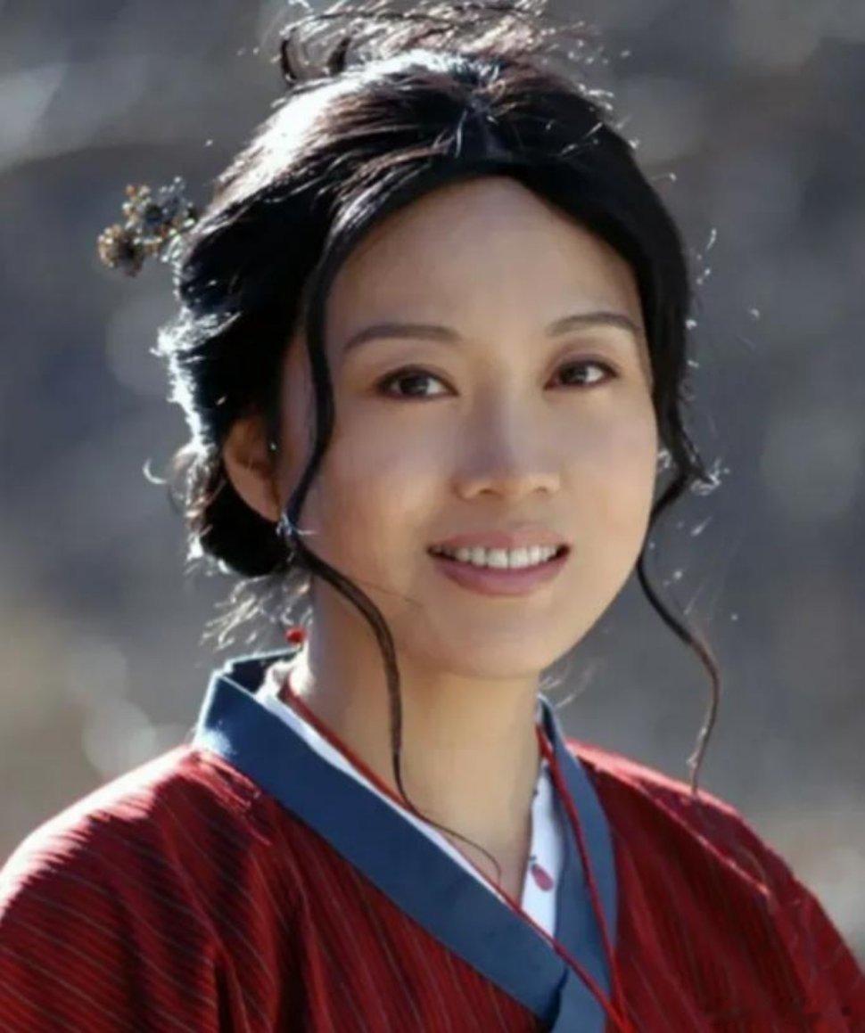 2004年，闫妮老公邹伟突然提离婚：“房、车和100万存款都给你，我净身出户。”