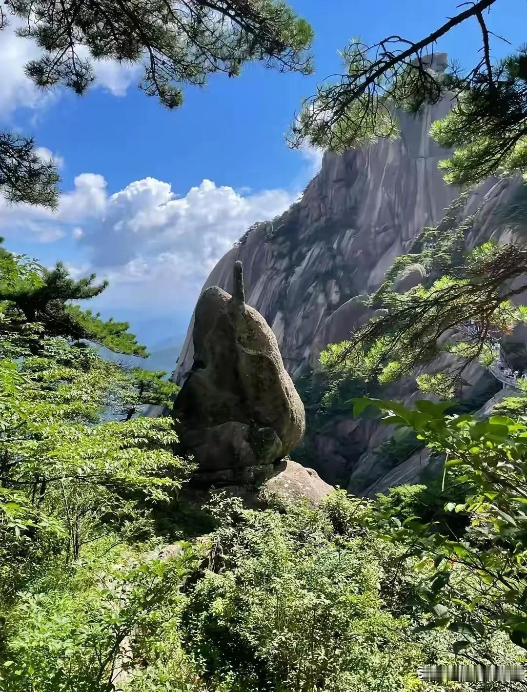 上联:且宿云湖听叶语
下联:醉枕松涛入梦乡
横批:物我两忘