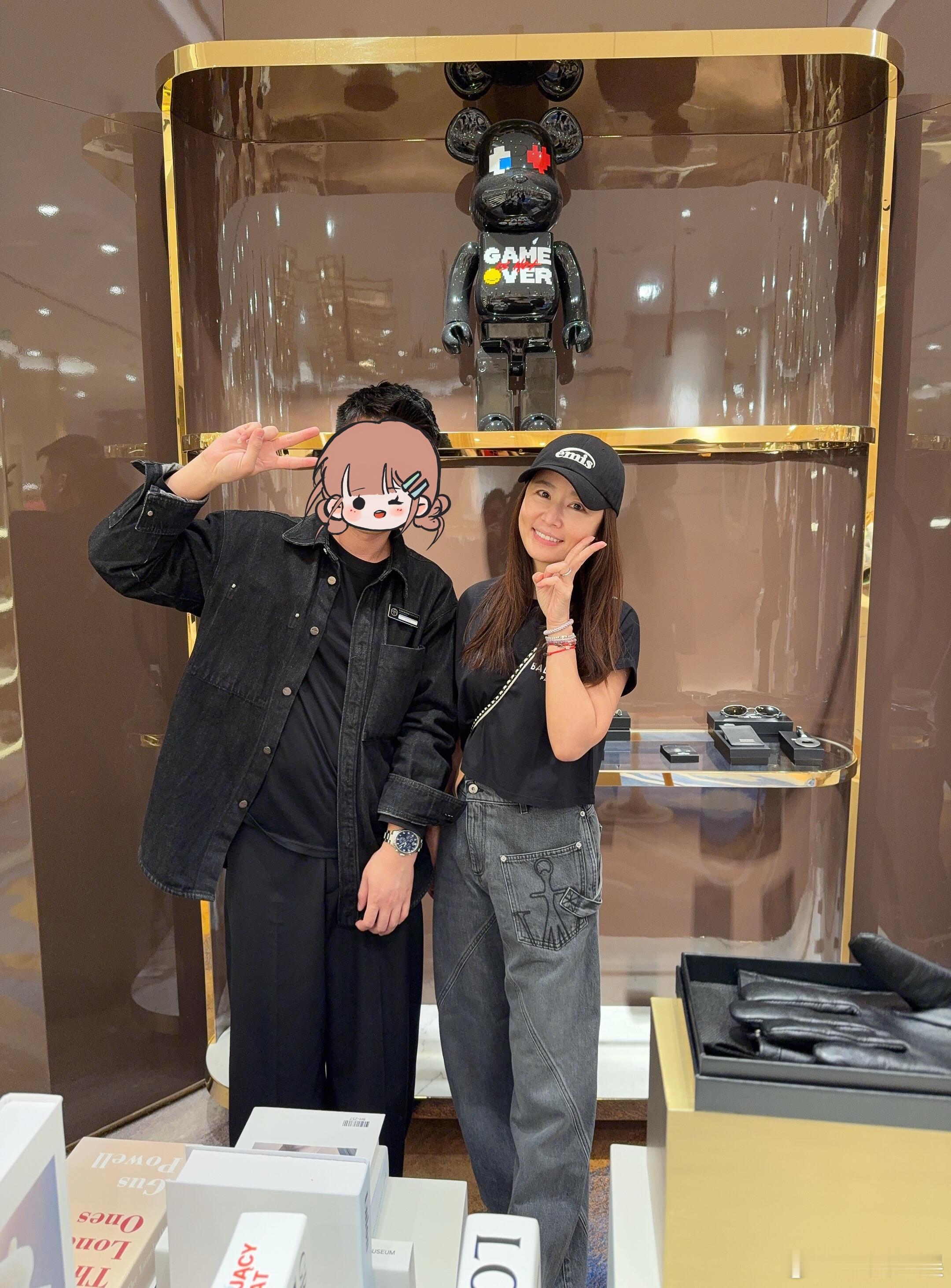 澳门偶遇林心如林心如与路人比耶合照 澳门偶遇林心如 ​​​