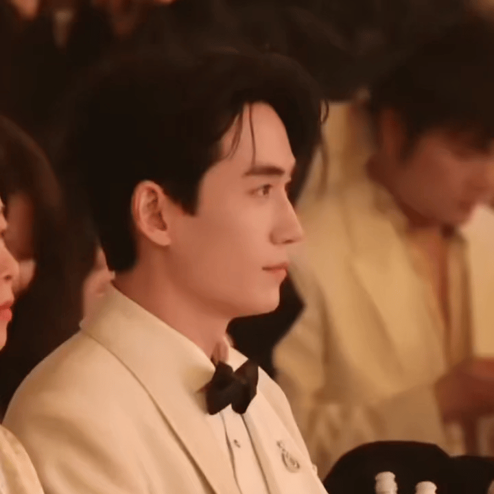 朱一龙这和结婚现场有什么区别 朱一龙白色西装搭配领结帅到犯规，造型精致气场温柔，