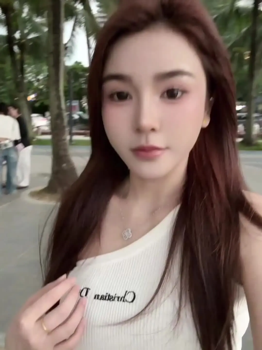 于是不再去期待一些东西 渐渐无感 不说不听不问不看 动图