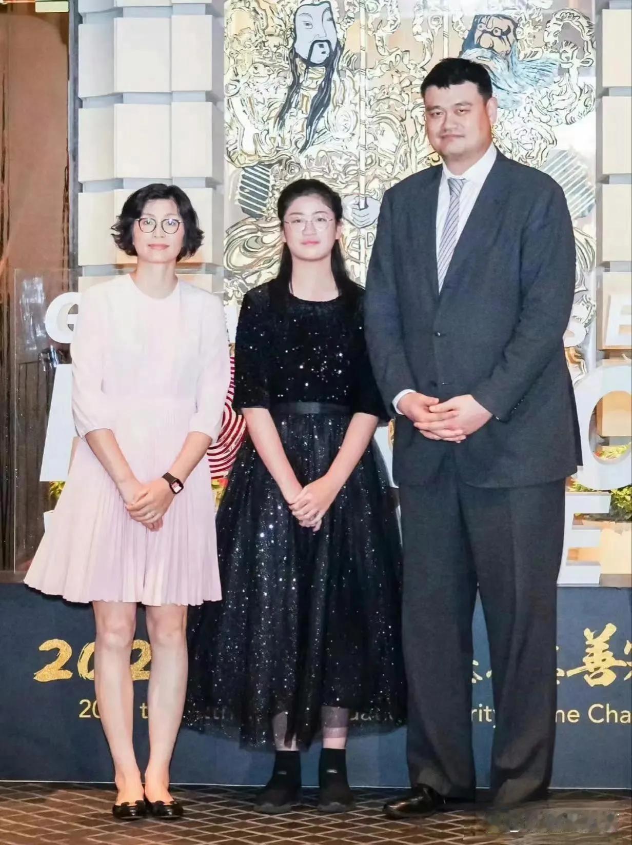 姚明女儿姚沁蕾端庄大气，颜值随妈妈叶莉。如果长的像姚明大概难以嫁出去。
#秋日生