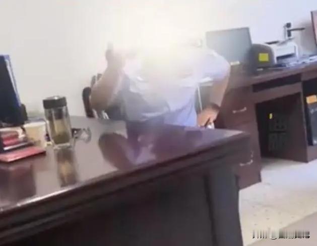 “好大的官威！”四川蓬溪，女子下午提前 3 分钟敲门办业务，惹怒交警！交警大吼：