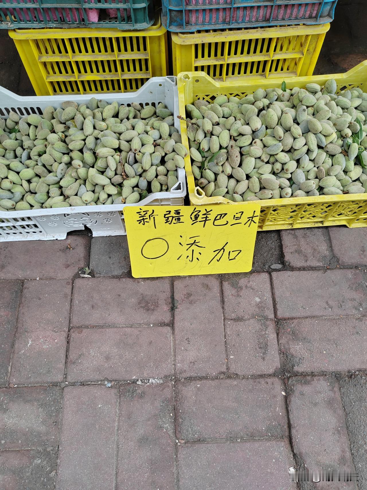 小小市场里真是涨见识的好地方，第一次见到新疆新鲜的巴旦木果子，外壳翠绿，裹着一层