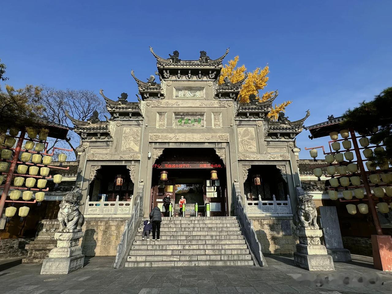 米公祠银杏黄了 很多的摄影人都来这里拍摄，赏金色银杏的人有老的有小的男的女的熙熙