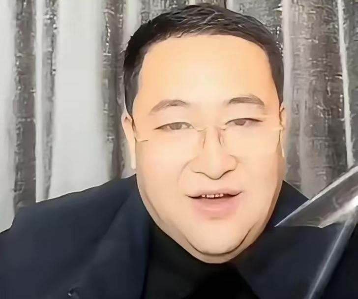 遇事敢发声，才是最难得的真性情！

老杨直播间里为他姐（许妈）霸气出头喊话的样子