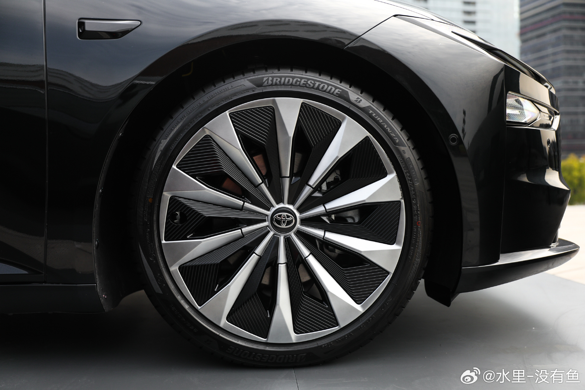 铂智7上市限时补贴权益价14.78万起 铂智7是丰田汽车一款纯电轿，定位于中大型