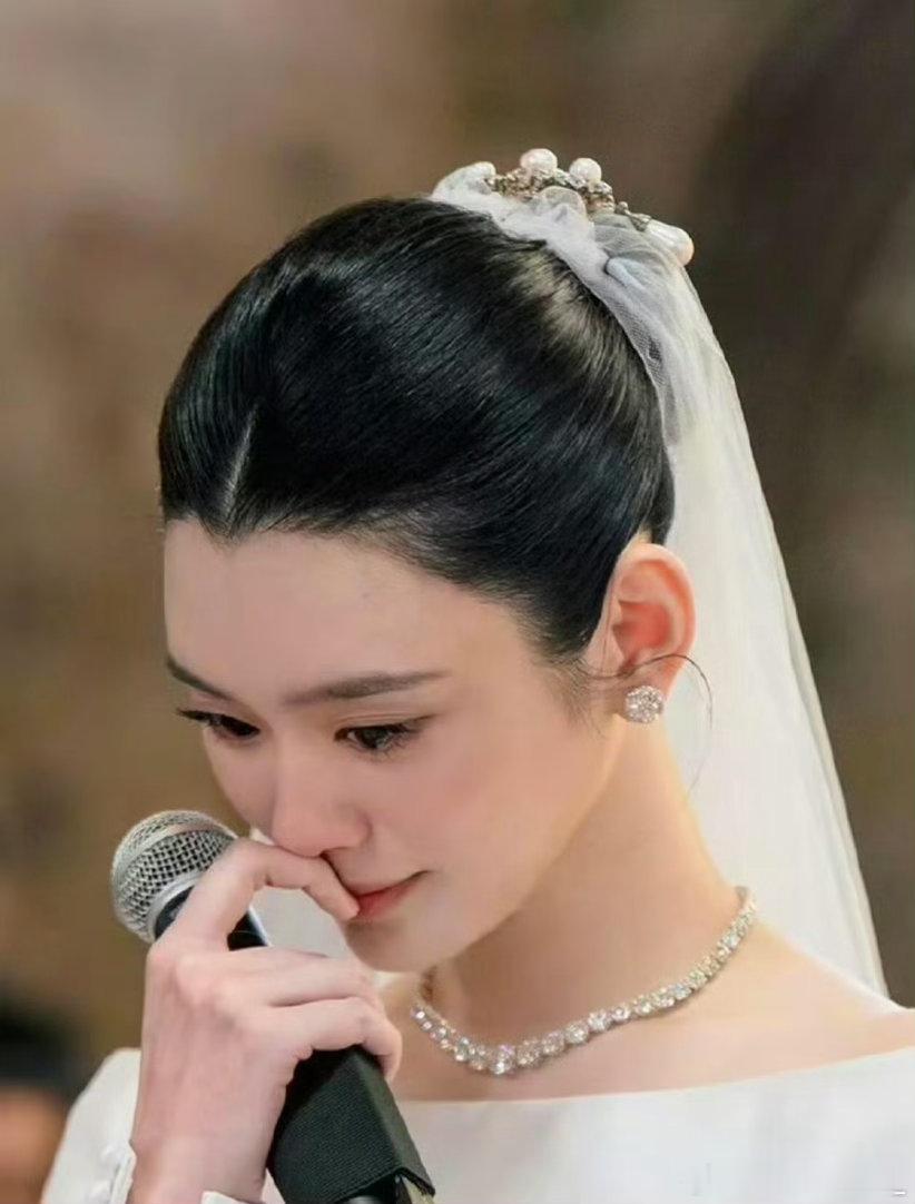 奚梦瑶婚礼落泪神图好漂亮好漂亮好漂亮好幸福镜头下的奚梦瑶真的太美了吧！ 