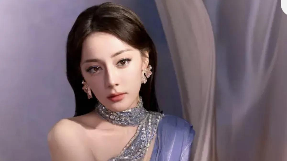 迪丽热巴以一袭紫色斜肩裙惊艳亮相，尽显神秘而魅惑的气质。裙摆轻拂，如同夜空中最绚