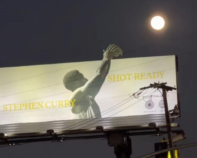 真日天了！库里LA广告牌火遍全美！美球迷：帅炸了兄弟！

创意十足，美中不足就是
