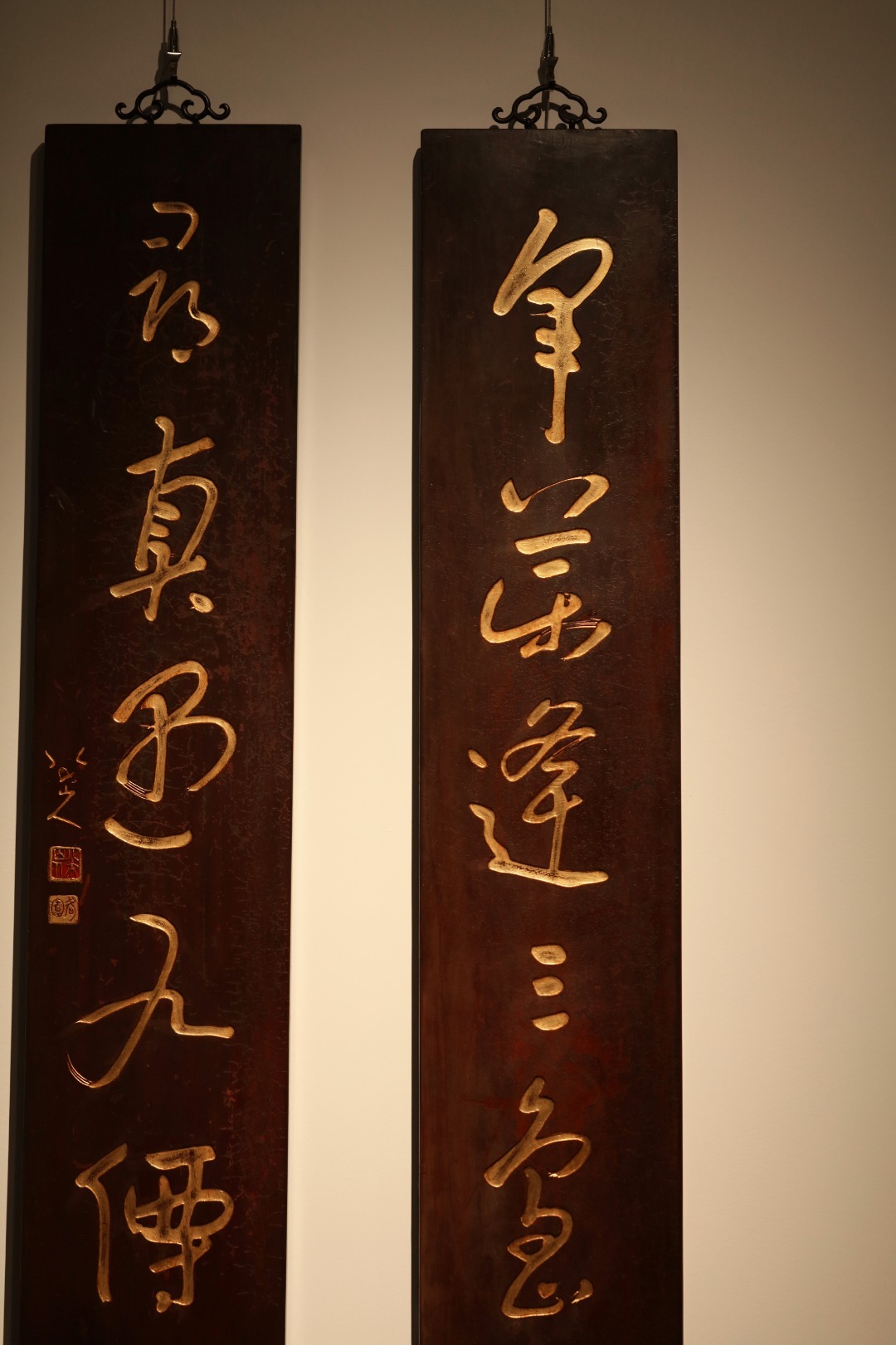 雅室清居｜楠木对联草书五言联“采药逢三岛 寻真遇九仙”取老楠木料，手工阴刻对联，