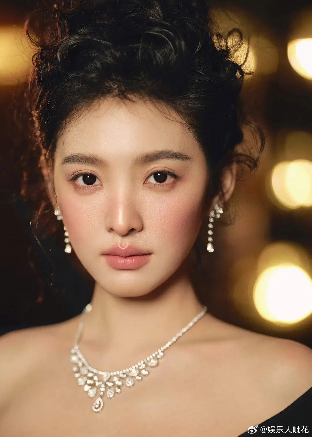 微博之夜红毯章若楠预热照被吐槽了怎么给美女打了这么多腮红的这么被化妆师陷害了美女