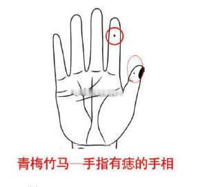 在相学中大拇指和食指有痣的人，代表着父母是自己的贵人，并且父母都校友成就。所以这