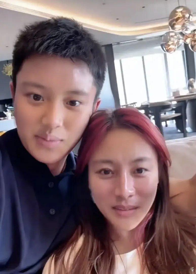 贾乃亮和甜馨现在也是复制粘贴了吧父女俩换脸后能说毫无违和感？ ​​​