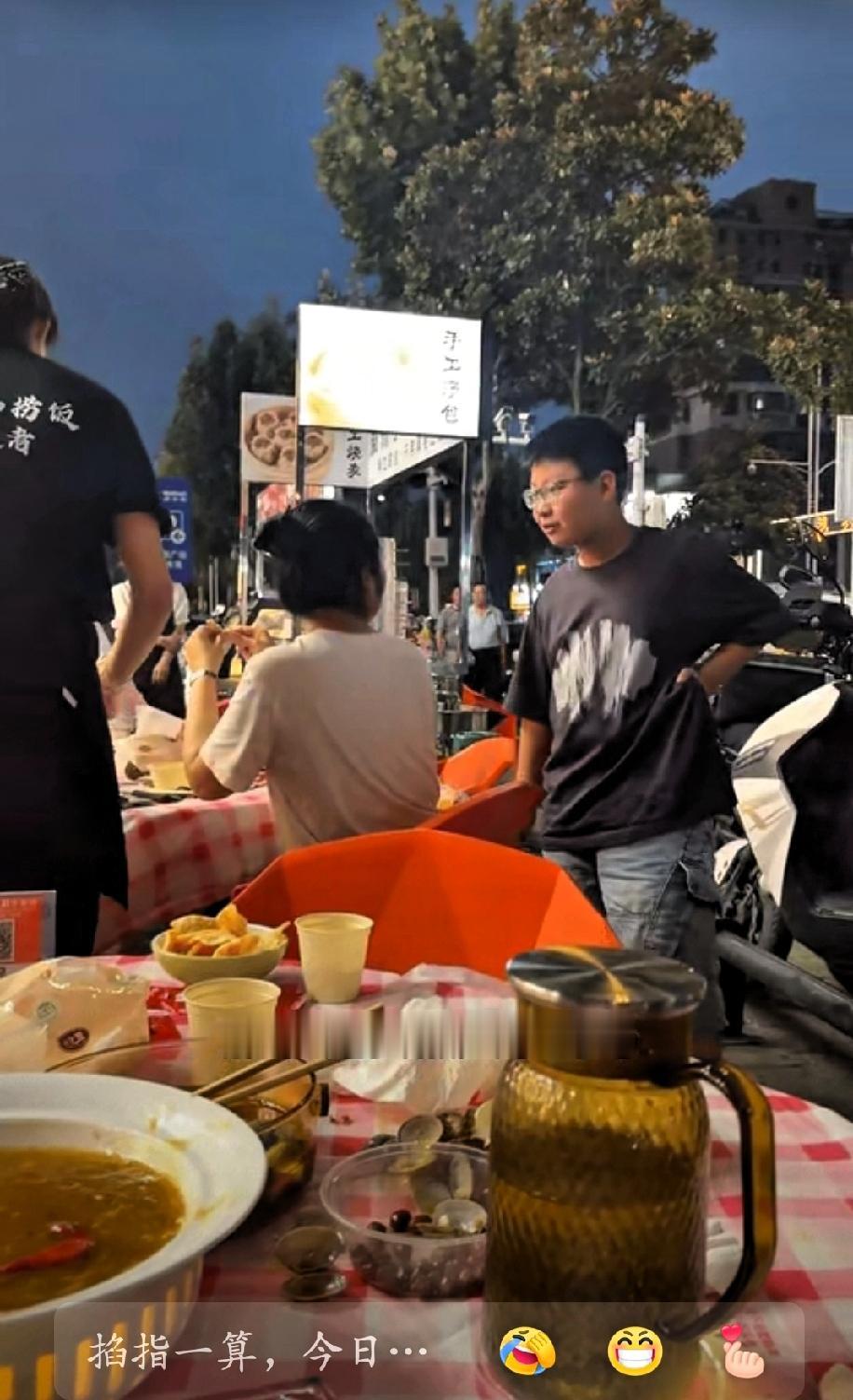 安徽，女子带着儿子在街边吃烧烤，偶遇大学同学，因为十几年没见面了，女子不太敢相认