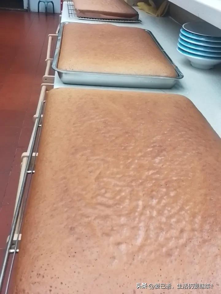 分享一下你随手拍下的照片原来面包糕点就是这样做出来了！然后再切小，点缀就成了大家