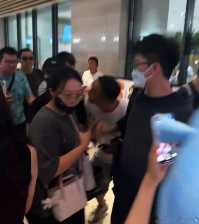 宋佳被陌生男子贴脸盯宋佳被陌生男子怼脸盯 这男的谁啊，这样盯，太过分了吧，心疼宋