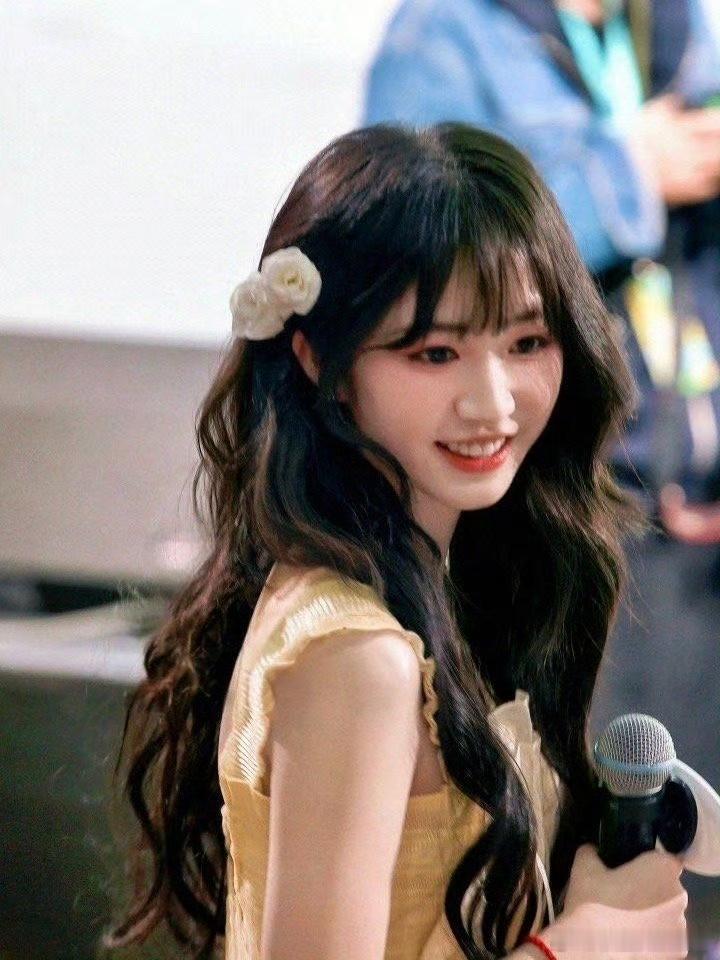 杨肸子是赵丽颖十多年老粉谁不喜欢演戏又好，人又美又善良的赵丽颖呢！优秀的人都是相