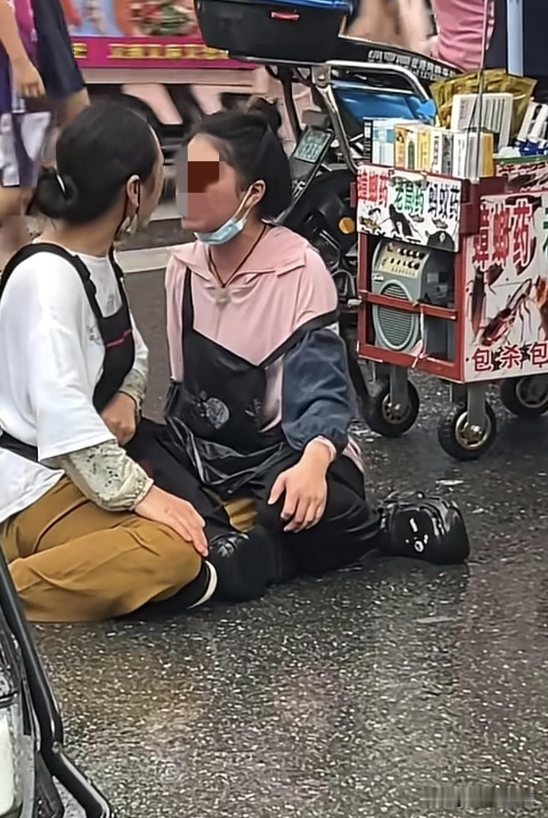都是做小本生意的摊位，何必为了一点小事这样针锋相对呢？法制社会谁先动手谁倒霉，吵