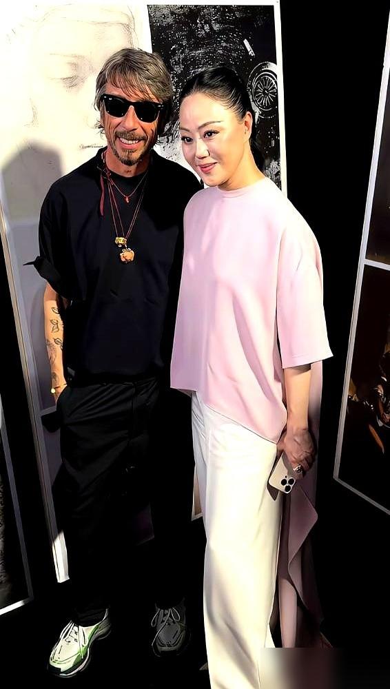 60岁章小蕙的地铁生图刷爆了。
 
小肚子、老人斑全露着，和她小红书上的“冻龄名