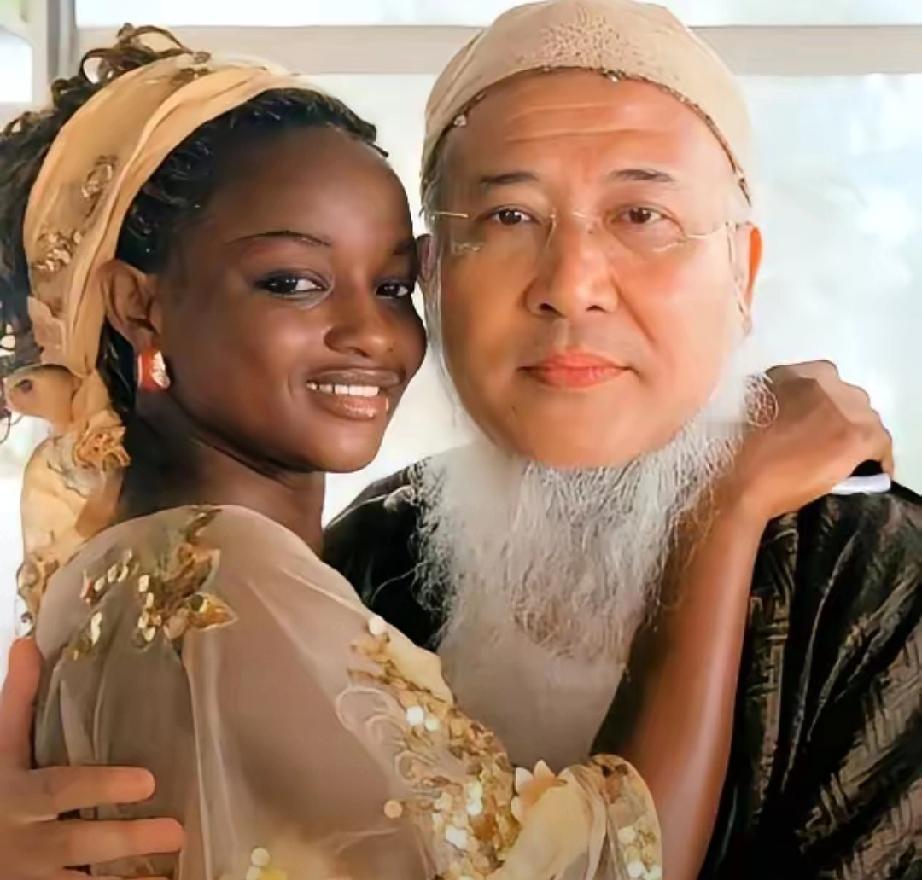 53岁艺术大师杨彦豪掷4000万迎娶非洲少女，
7年后出家引发全网热议！妻子的回