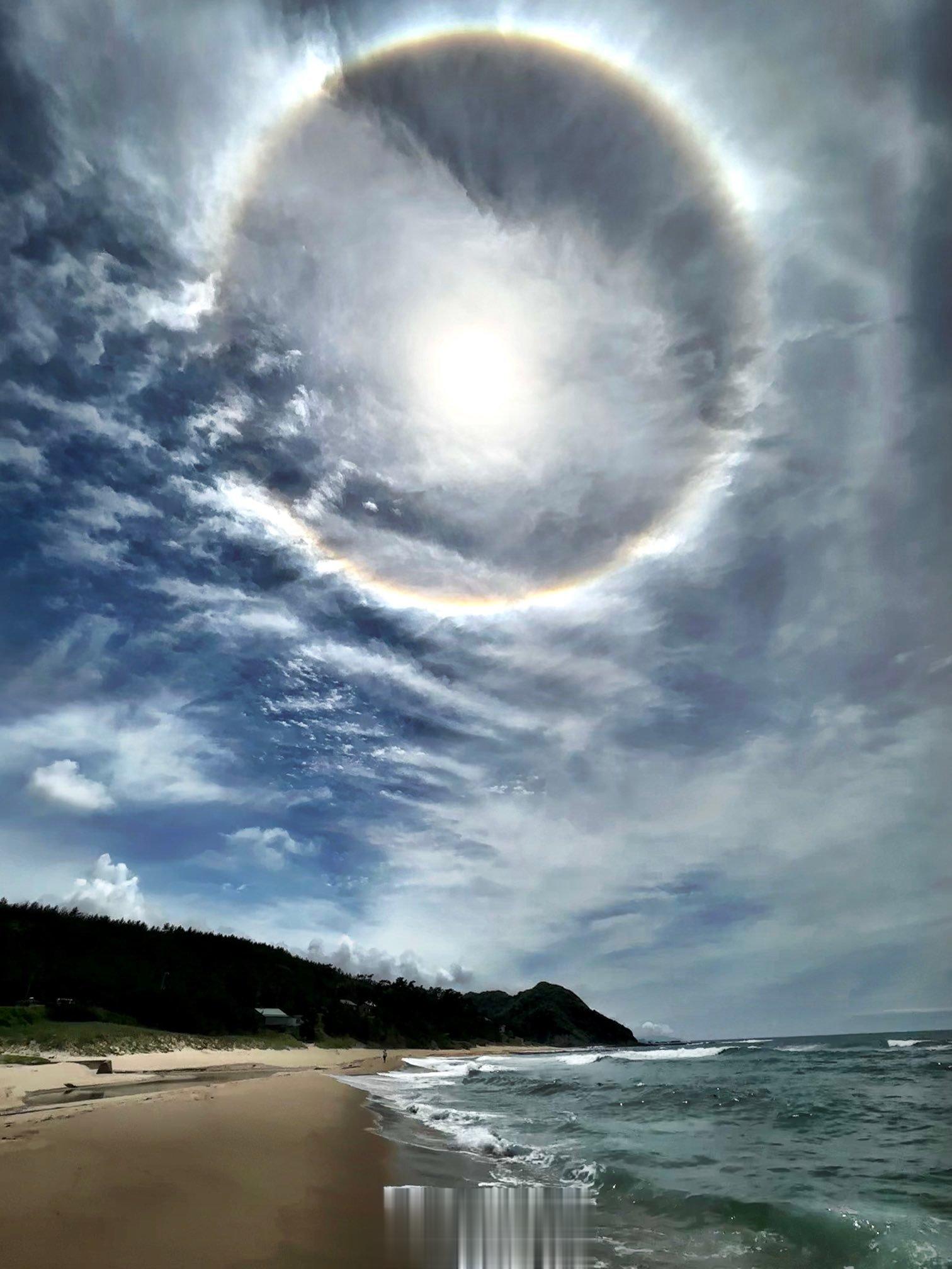 日本海滩边的日晕 ​​​