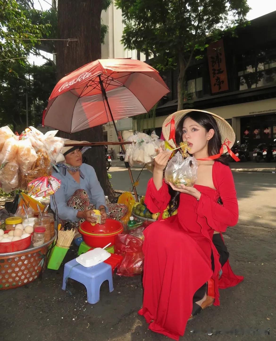 越南胡志明市，这里的老街足够年代，街道却也干净整洁，越南特有的小竹帽加上特色的奥