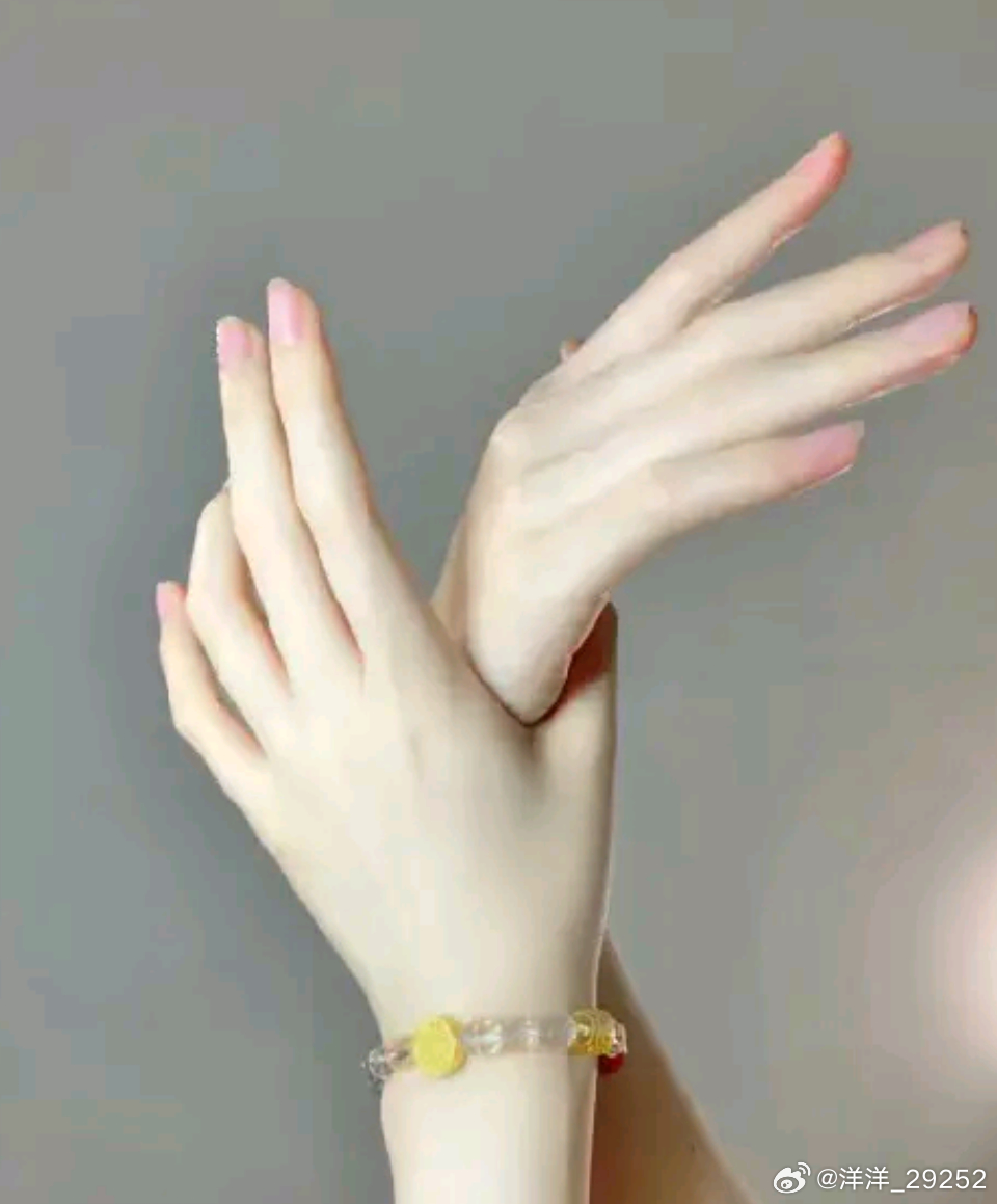 洋洋高锐“……纤手凝香·吗”◎夏……波心漾半个月亮在……水中◎浓情无处诉望着……