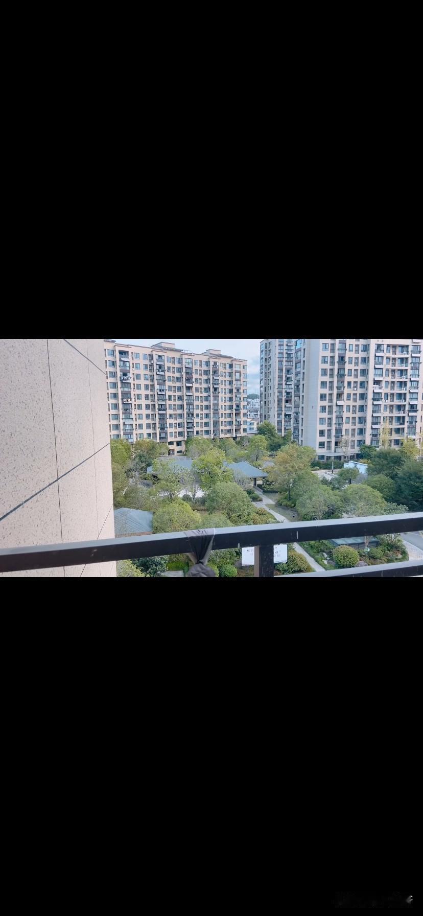 要命，魂都要吓飞了！
晚上下楼扔垃圾，刚到一楼门口，看到不远处有只没牵绳的小白狗