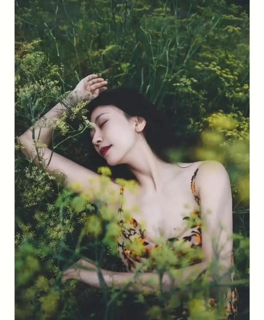 左边这张照片，看着是不是好温馨好浪漫好唯美？每次看到这样的照片，我都觉得上面的人