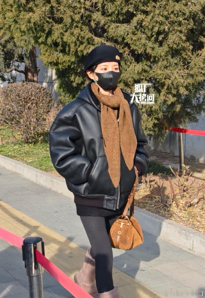 田曦薇现身央视春晚彩排路透，首次参加春晚彩排，期待家薇一切顺利！ 