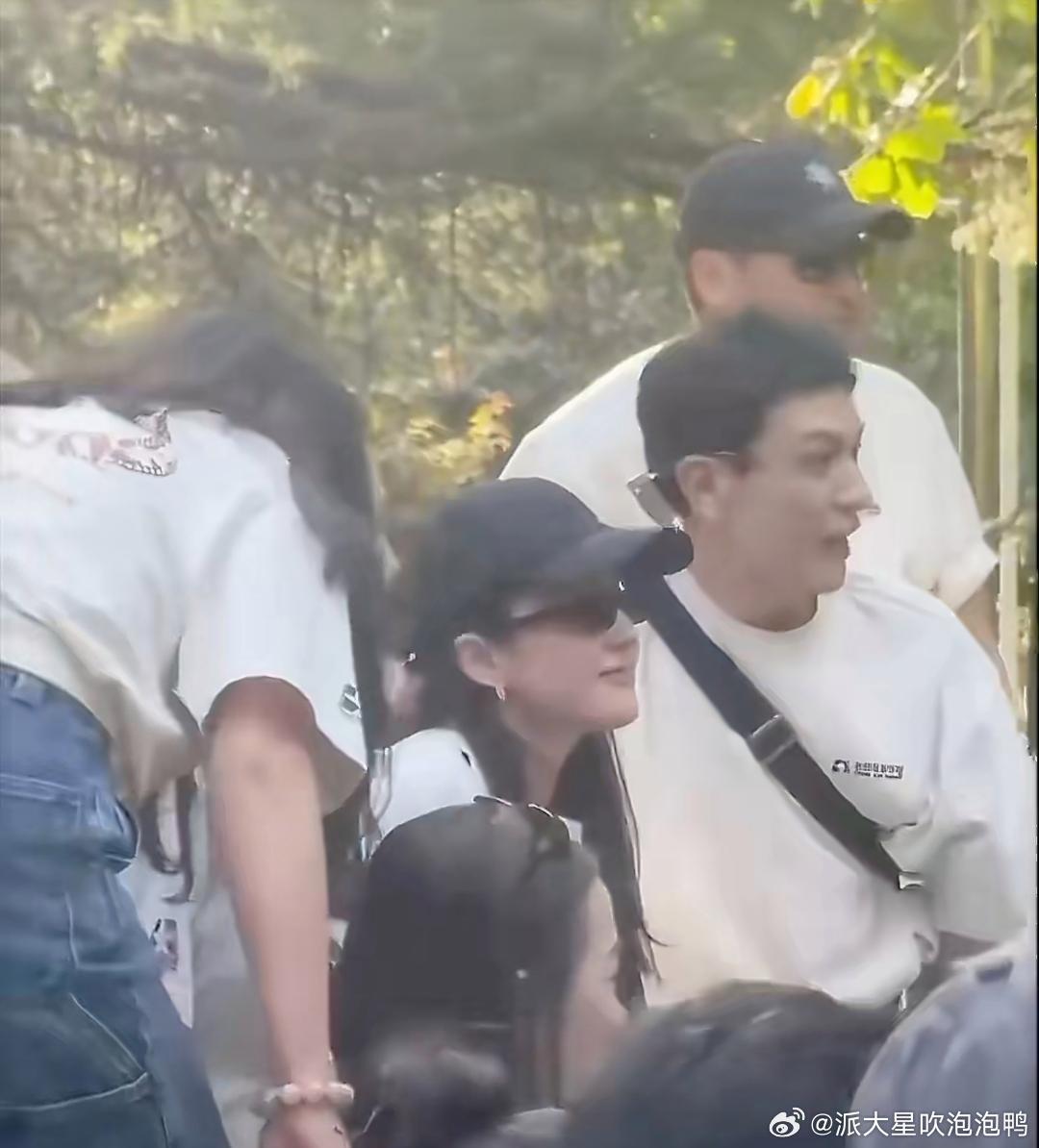 刘亦菲真的不太在乎外界舆论。她低调回北电参加同学聚会去了。因为成名太早，很多人都
