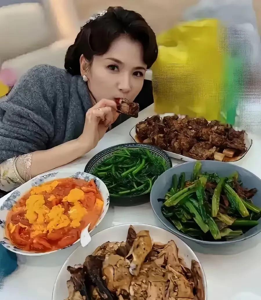 刘涛不红了以后，伙食的标准都下降了！总共就五个菜，其中还有三道是素菜，剩下的两道