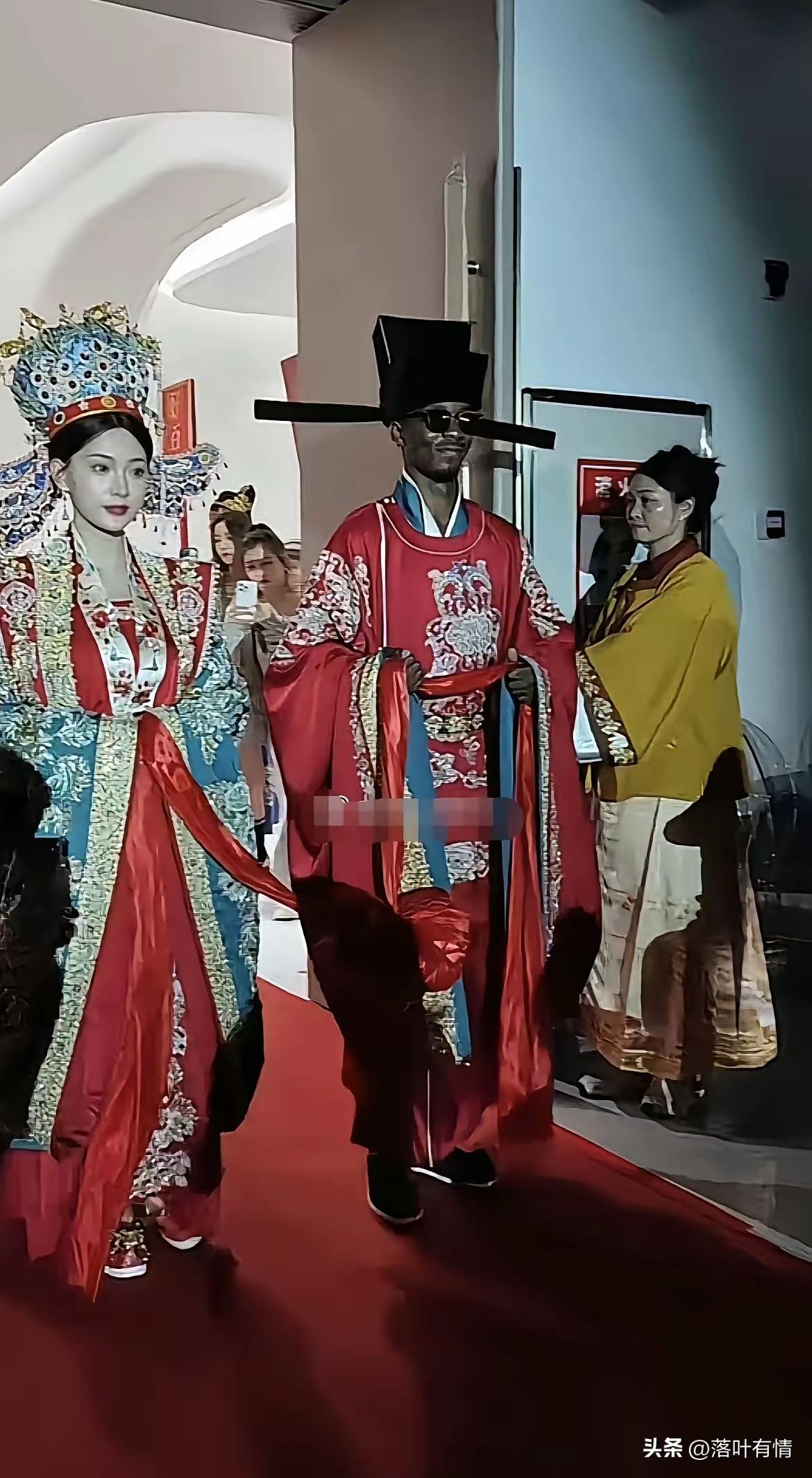 女子结实一位老外，
没多久两人就弹起了朋友，
女子还当众求婚，
要说女生都喜欢帅