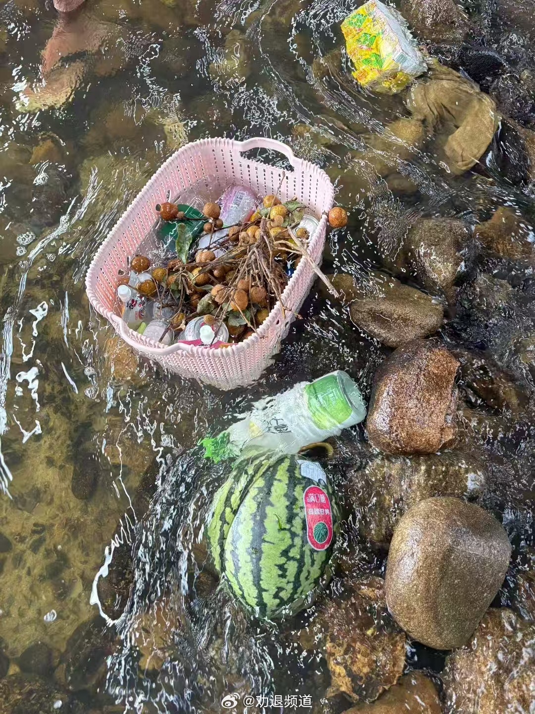 泡水饮料 不能喝其实不仅仅是被洪水泡过的水不能喝像这种出来露营，瓶口冰镇的也会被