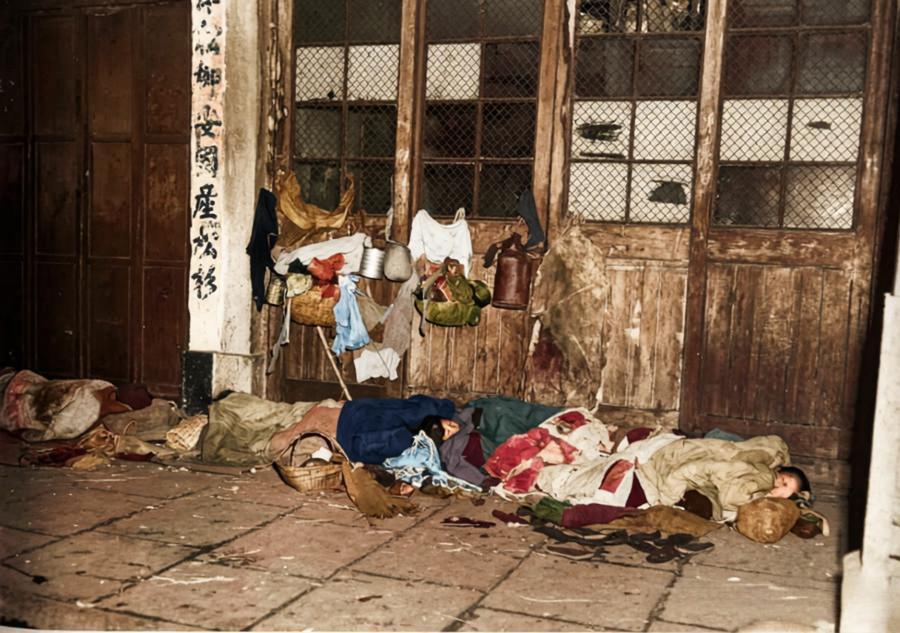 1948年，上海，照片中没有霓虹与喧嚣，只有冷硬的石板路与斑驳的木门，门前成了流