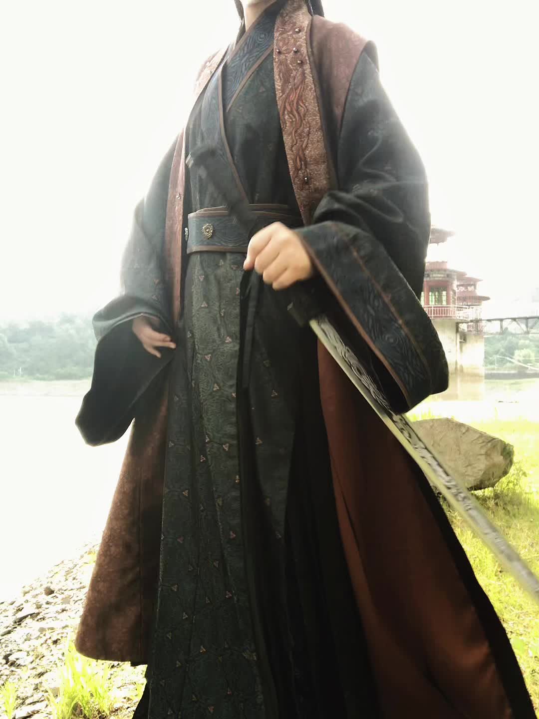 “刀剑无眼，小心伤了姑娘…” 国风少年
