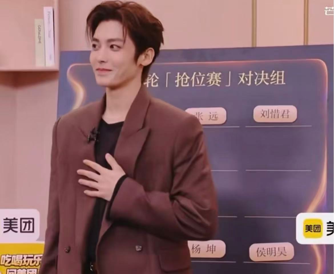 歌手侯明昊对阵窦靖童杨坤歌手舞台高能对决来袭！侯明昊、窦靖童、杨坤同台比拼，不同