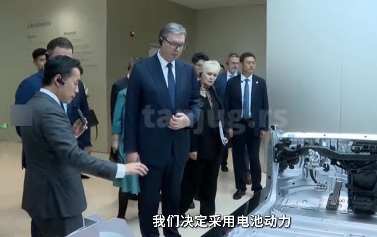 武契奇参观了小米汽车工厂！

5月26日，塞尔维亚总统武契奇参观了小米汽车工厂，