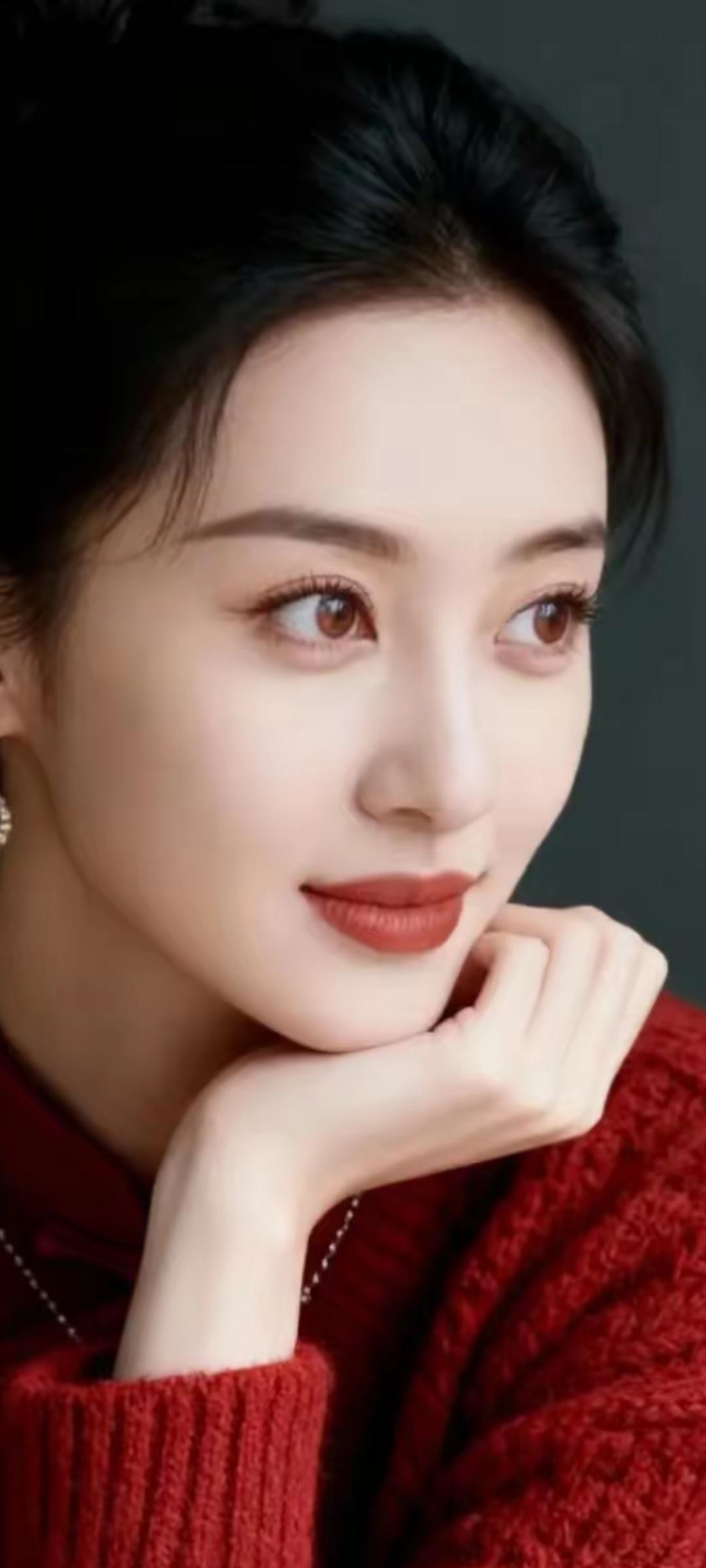 优雅红衣，温柔微笑，沉静如水。