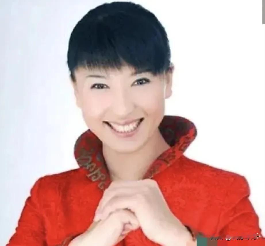 全网讨伐闫学晶，可闫学晶大年三十，还是如期而至给全国人民拜年。

这就叫硬气？我