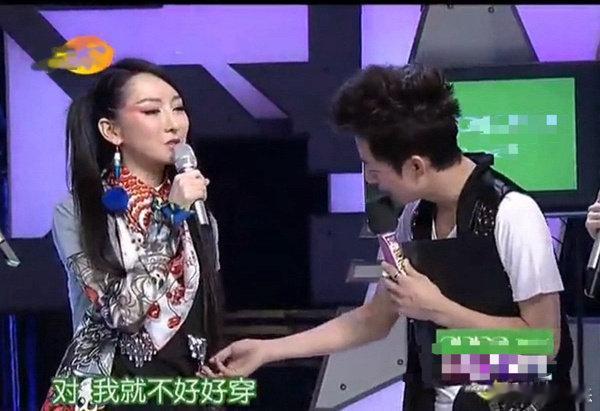 #萨顶顶哪来的那么多怪裤子#哈哈哈哈，简直笑开裂，看出来了姐姐主打一个不好好穿[