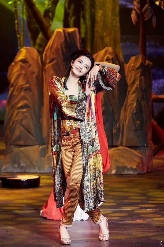 姚晨这姐的仪态我能学十年 谁能不被姚晨的仪态打动，腰背挺得笔直，肩颈舒展开来，新