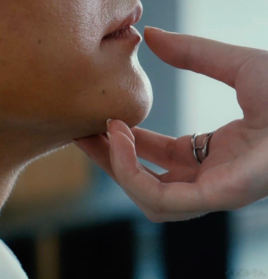 婚内婚外老公偷吃老登倒油  《婚内婚外》里的宁悦，她的坚韧和勇敢让人动容。胡成的