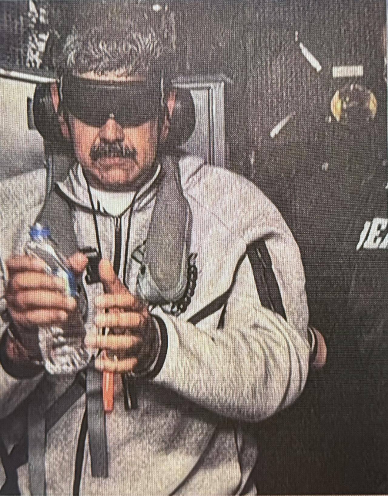 马杜罗被抓后，相关捕获照片曝光，有网友寻着画面照片，搜索相关网站，找到了这身同款